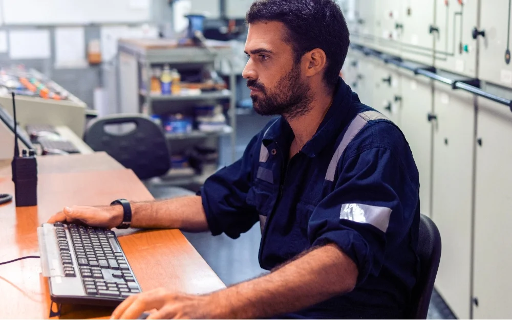 Remote expert assisting onsite technicians in a live VSight session